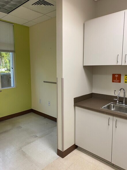 More Photos Of 681 Goodlette Rd N, Naples Medical For Sale