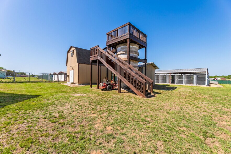 More Photos Of 5800 Curran Dr, Von Ormy Veterinarian Kennel For Sale