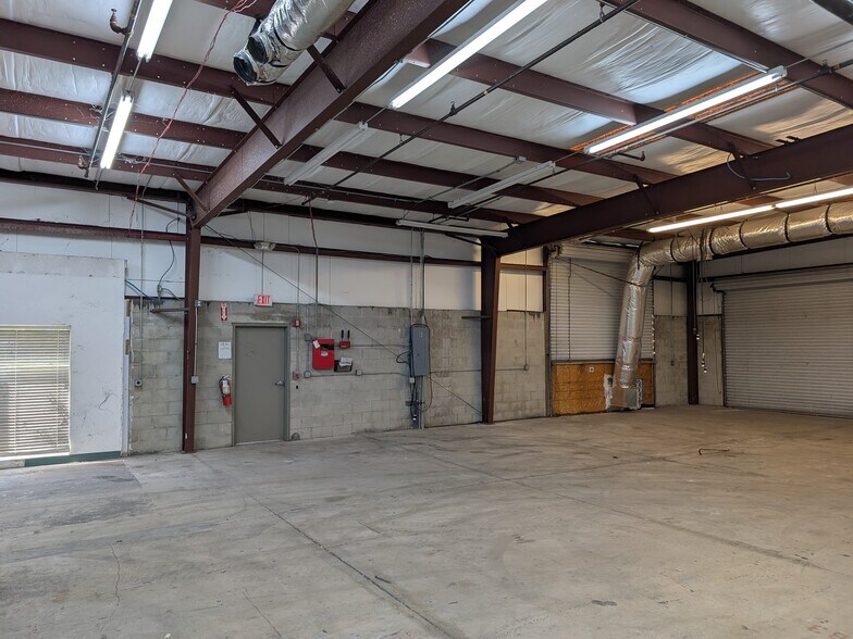 More Photos Of 1052-1060 Endeavor Ct, Nokomis Warehouse For Lease