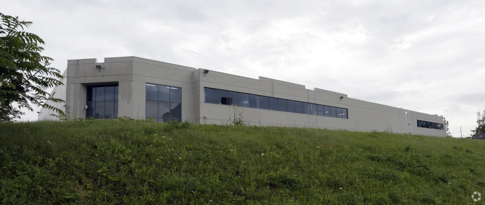 More Photos Of 1680 Rue Fleetwood, Laval Warehouse For Lease