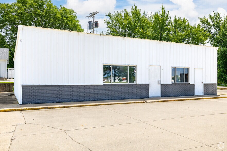 More Photos Of 401 S County Rd, Toledo General Retail For Sale