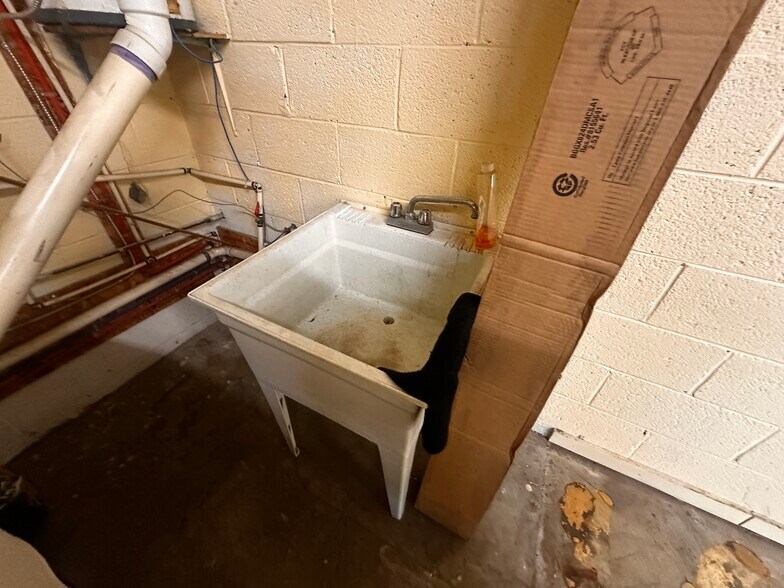 More Photos Of 522A S Main St, Broadway Flex For Sale