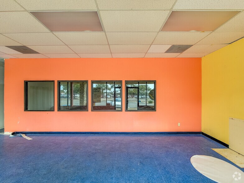 More Photos Of 2929-2951 Thousand Oaks Dr, San Antonio Storefront For Lease