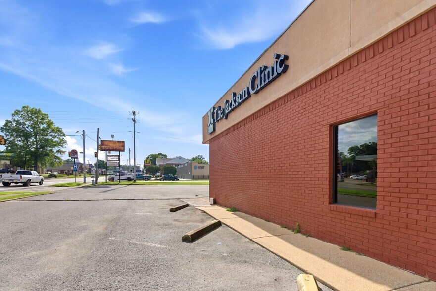 More Photos Of 622 W Market St, Bolivar Medical For Sale