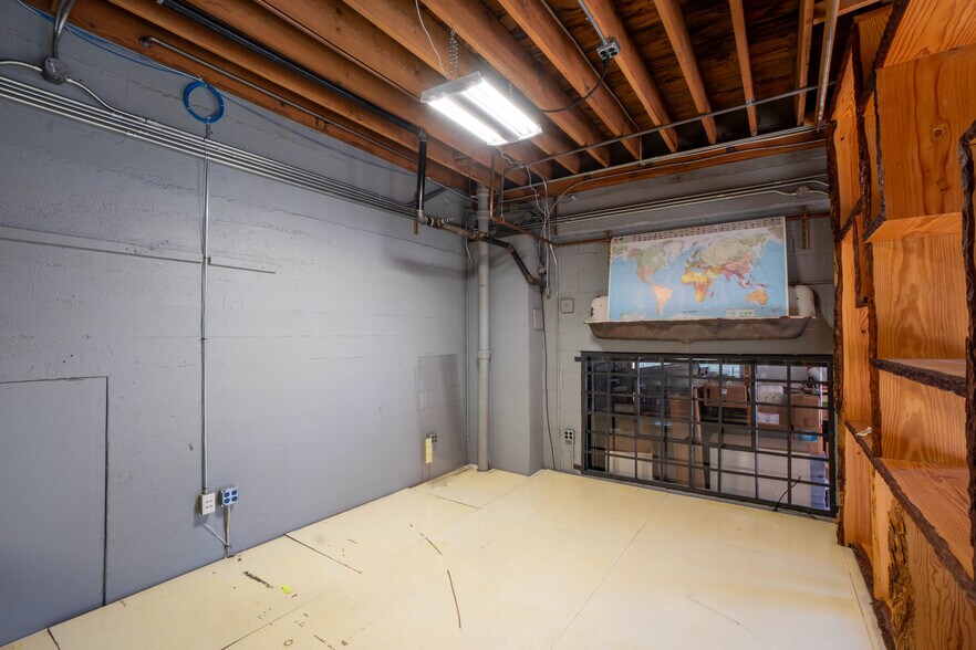More Photos Of 2319 NE Glisan St, Portland Auto Dealership For Sale