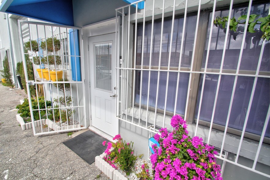 More Photos Of 3241-3249 NW 38th St, Miami Manufacturing For Lease