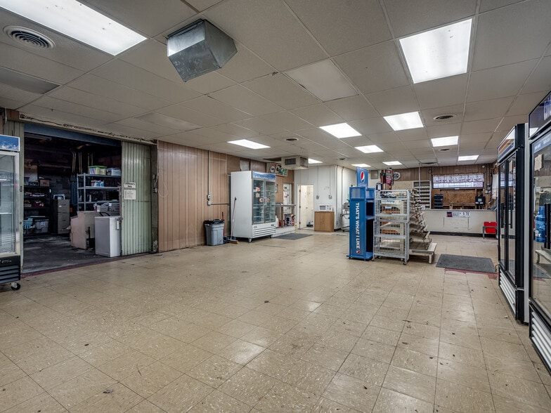 More Photos Of 200 N Broadway Ave, Geary Convenience Store For Sale
