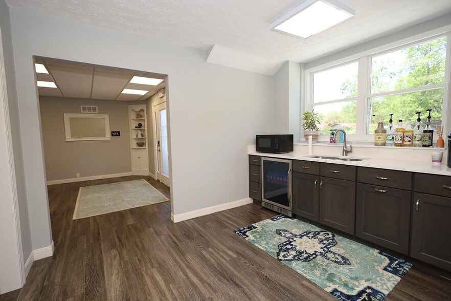 More Photos Of 235 W Franklin St, Centerville Storefront Retail Office For Lease