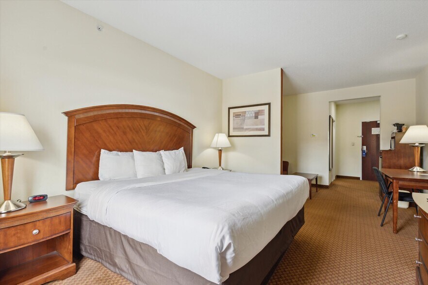 More Photos Of 2750 Fortune Cir W, Indianapolis Hotel For Sale