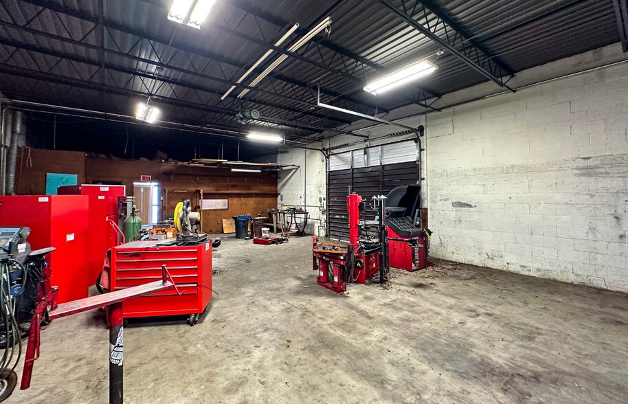 More Photos Of 202 2nd St NE, Roanoke Light Manufacturing For Lease