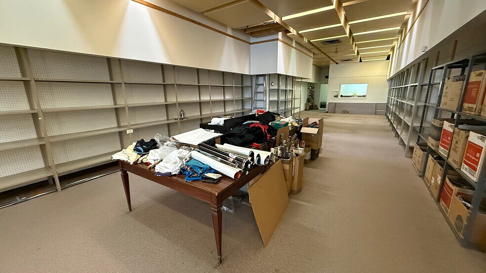 More Photos Of 319-321 Portage Ave, Winnipeg General Retail For Sale