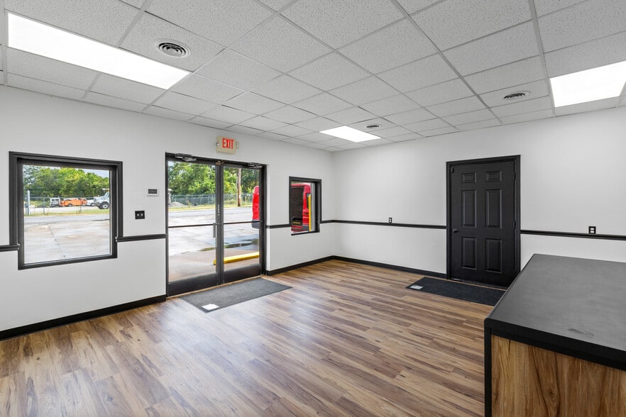 More Photos Of 240 E Park St, Guthrie Industrial For Lease