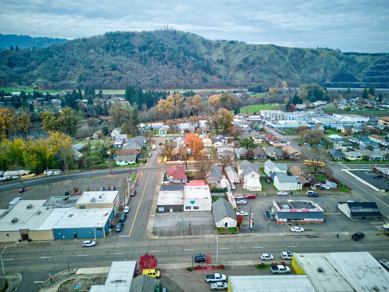 More Photos Of 1560 SE Stephens St, Roseburg Freestanding For Sale