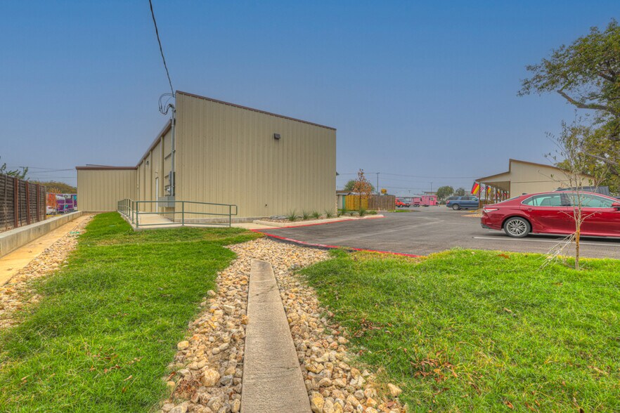 More Photos Of 840 S Business IH 35 St, New Braunfels Storefront For Lease