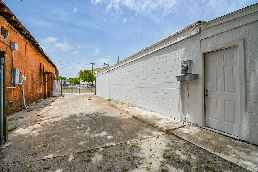 More Photos Of 1804 N Main St, Houston Freestanding For Lease