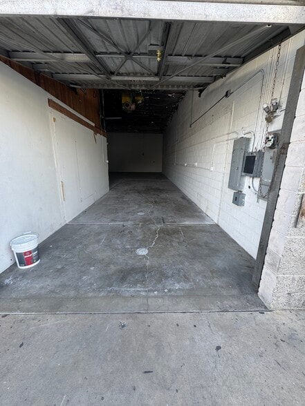 More Photos Of 16154-16160 Wyandotte St, Van Nuys Warehouse For Lease
