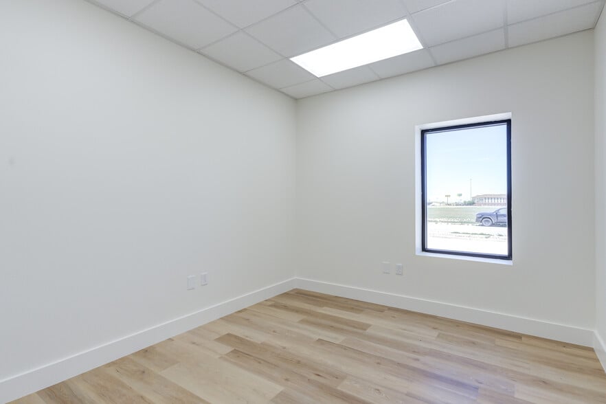 More Photos Of 8111 Patel Dr, Wolfforth Distribution For Lease