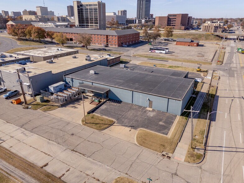 More Photos Of 400 SE Jefferson St, Topeka Flex For Sale