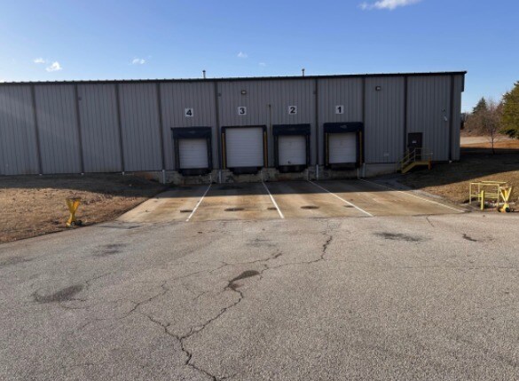 More Photos Of 281 Industrial Dr, Gretna Manufacturing For Lease