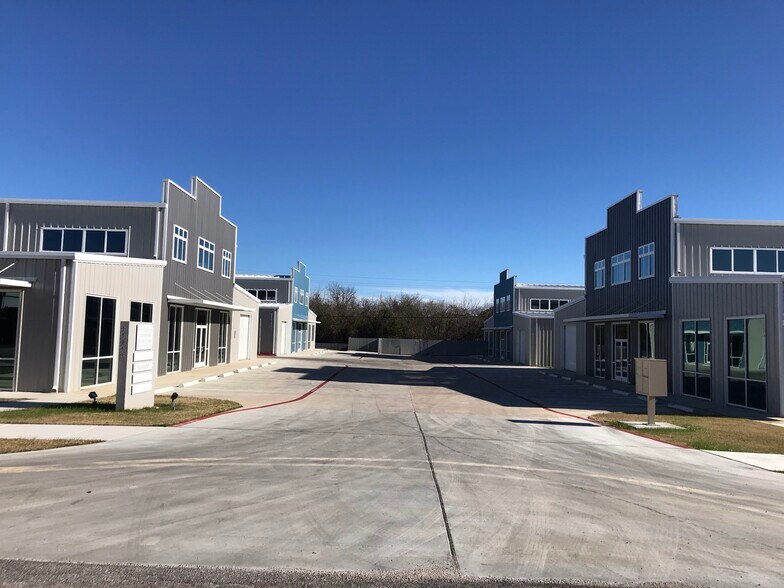 More Photos Of 11215 Conroy Ln, Austin Showroom For Lease
