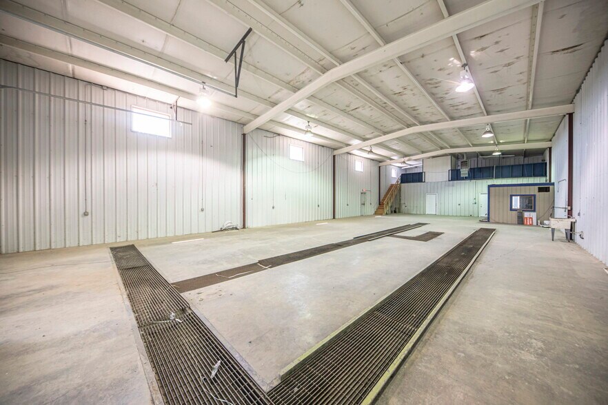 More Photos Of 850 W I-20, Penwell Warehouse For Lease