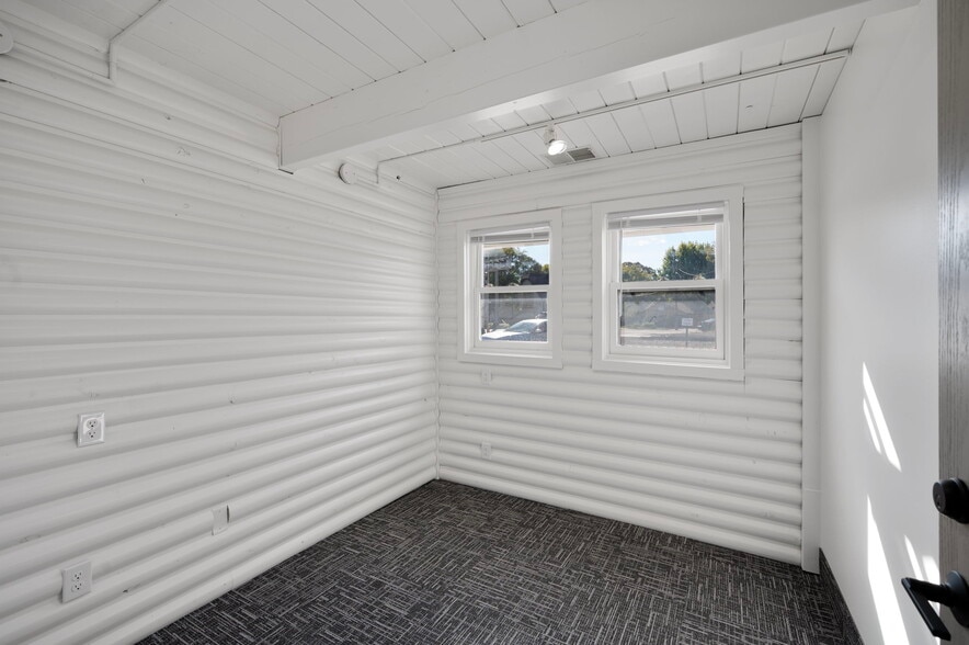 More Photos Of 4740 N 42nd Ave, Golden Valley Freestanding For Lease