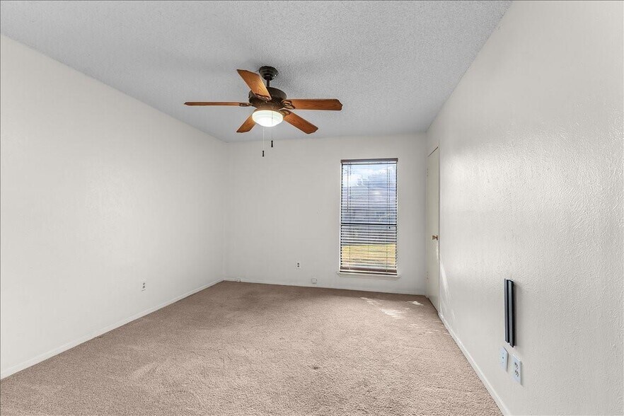 More Photos Of 6817-6819 W Cleburne Rd, Fort Worth Specialty For Sale