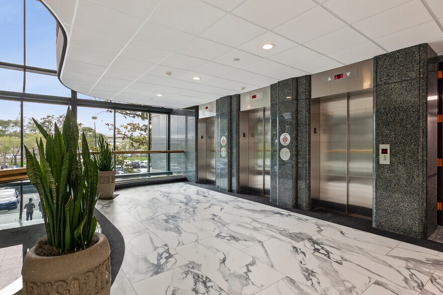 More Photos Of 18167 US Highway 19 N, Clearwater Office For Lease