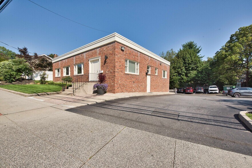 Primary Photo Of 121 Pulaski Rd, Kings Park Office For Sale