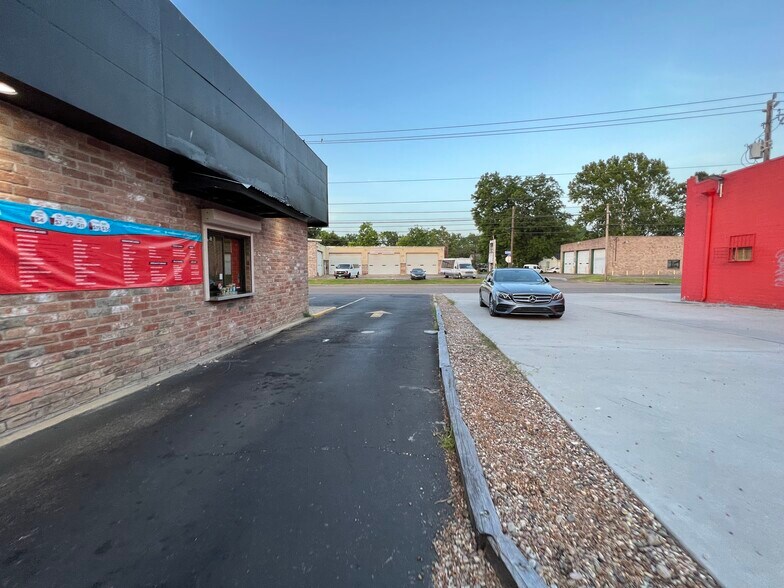 More Photos Of 2007 N Main St, Baytown General Retail For Sale