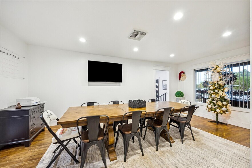 More Photos Of 5225 E 5th St, Katy Light Manufacturing For Sale