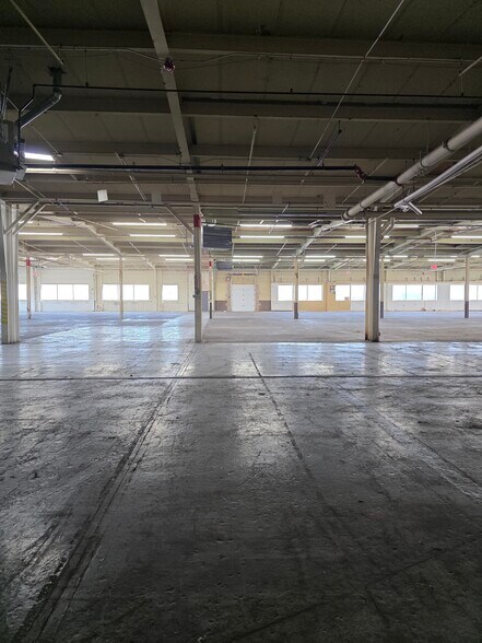 More Photos Of 3400-3450 Oakton St, Skokie Warehouse For Sale