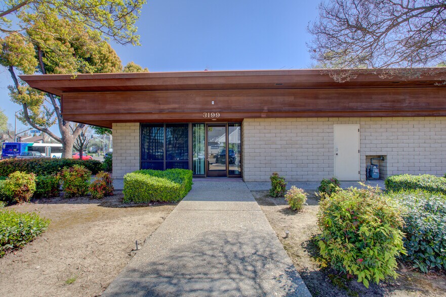 More Photos Of 3199 M St, Merced Office For Lease