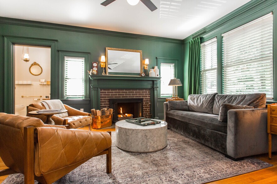 More Photos Of 116 E 46th St, Kansas City Hospitality For Sale