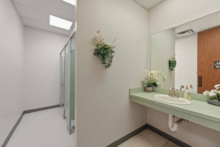 More Photos Of 2000 25th Ave N, Texas City Office For Lease