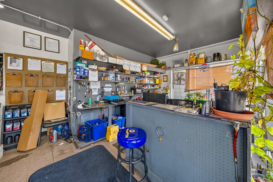 More Photos Of 75 Lithia Way, Ashland Service Station For Sale