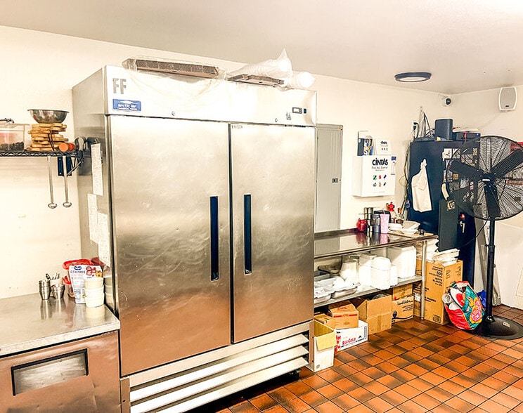 More Photos Of 1507 Chestnut St, Bastrop Freestanding For Lease