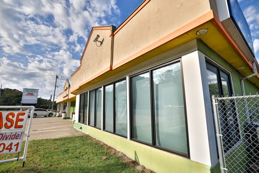 More Photos Of 107 N Bluff Rd, Collinsville Storefront For Sale