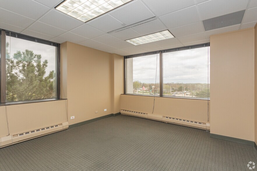 More Photos Of 3701 Algonquin Rd, Rolling Meadows Office For Sale