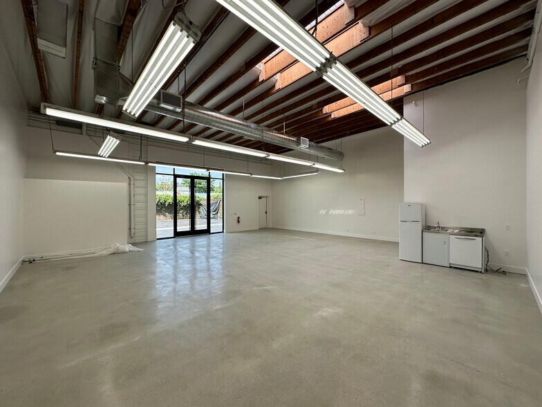 More Photos Of 2025 Blake Ave, Los Angeles Warehouse For Lease