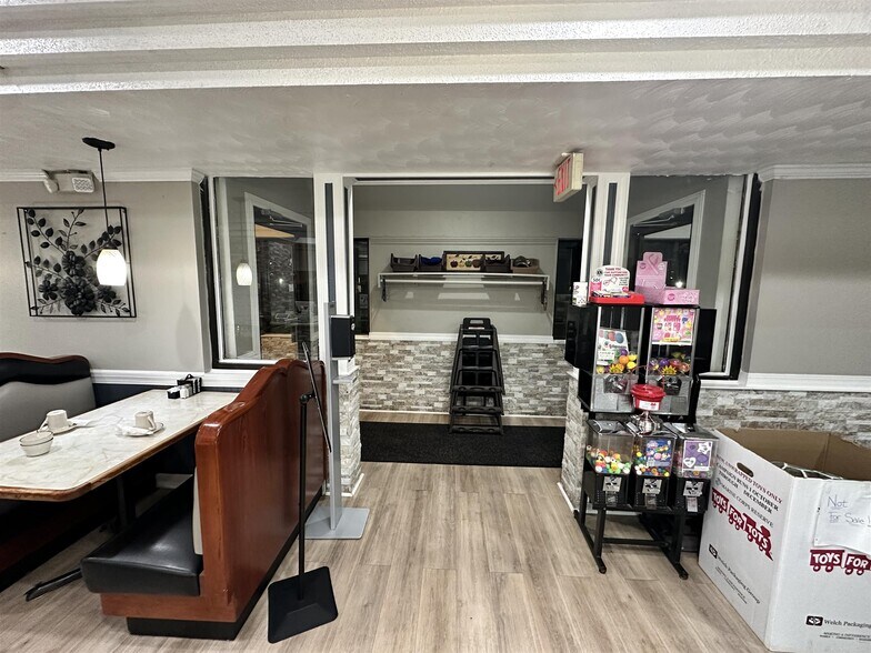More Photos Of 1427 W Galena Ave, Freeport Restaurant For Sale