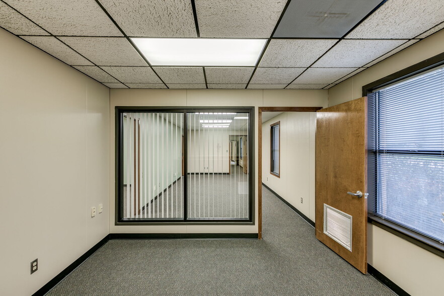More Photos Of 602 W 12th St, Taylor Office For Lease
