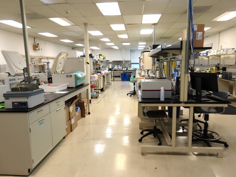 More Photos Of 1910-1920 5th St, Davis Light Manufacturing For Lease