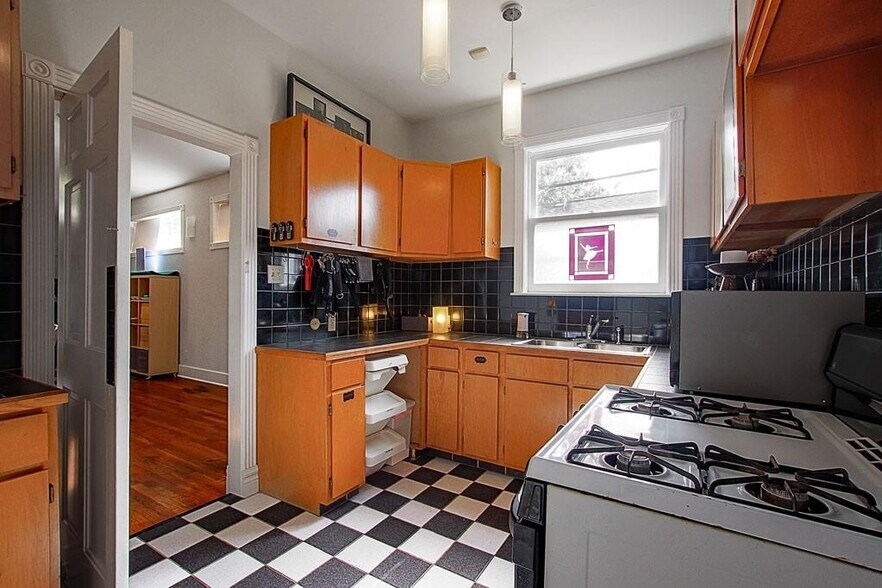 More Photos Of 108 W 10th 1/2 St, Houston Storefront Retail Office For Sale