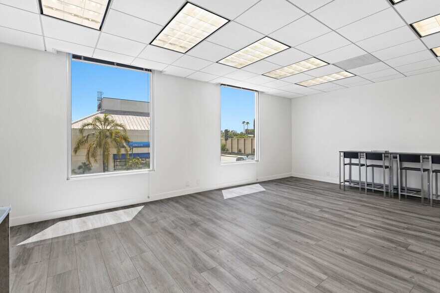 More Photos Of 19301 Ventura Blvd, Tarzana Loft Creative Space For Lease