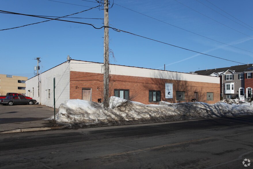 More Photos Of 140-150 Jackson Ave N, Hopkins Service For Sale