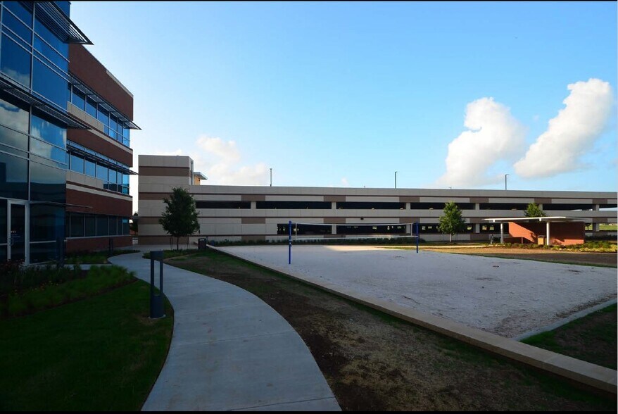 More Photos Of 13905 University Blvd, Sugar Land Medical For Sale