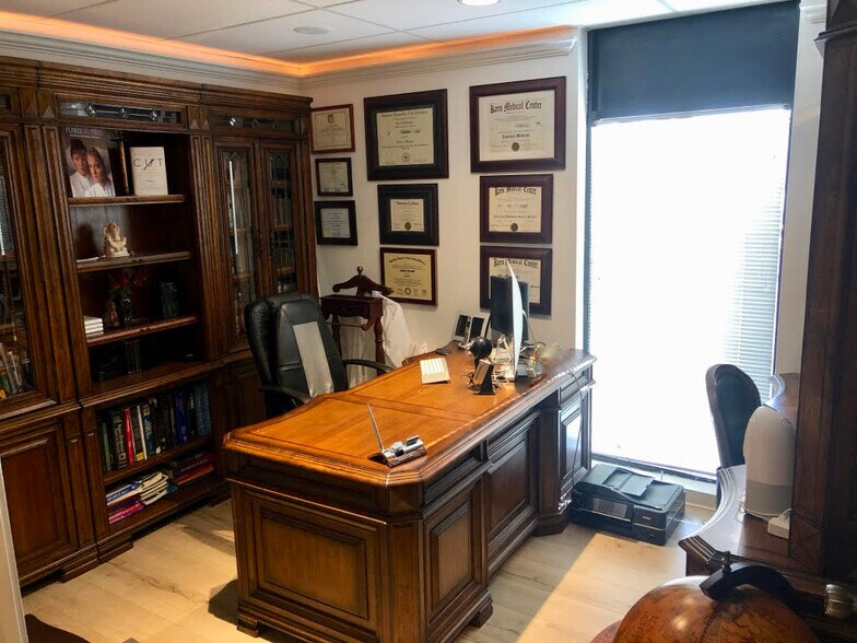 More Photos Of 901 Dover Dr, Newport Beach Medical For Lease