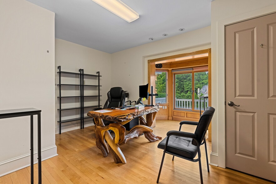 More Photos Of 501 Main St, Odessa Office For Sale