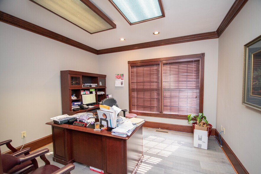 More Photos Of 385 Hawthorne Ln, Athens Medical For Lease